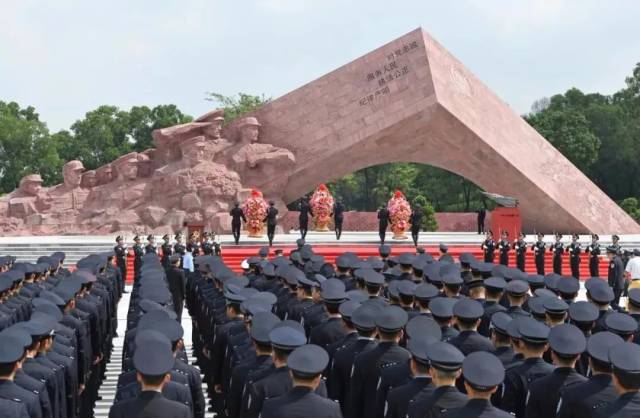 广东公安英雄广场正式落成，手持火种灯的青年女警竟然是她！